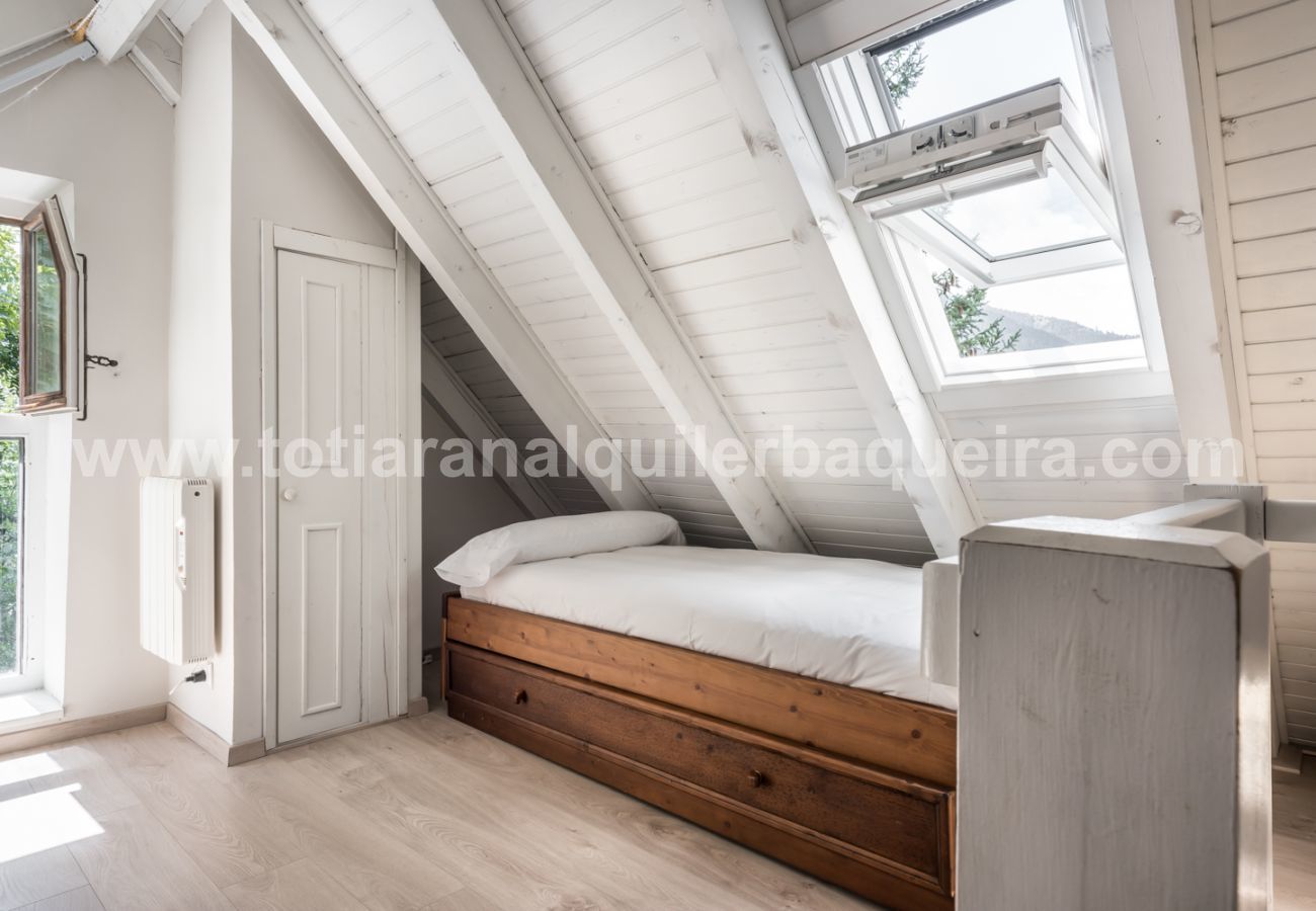 Dormitorio de la Casa Aneto by Totiaran. Situada en Unha