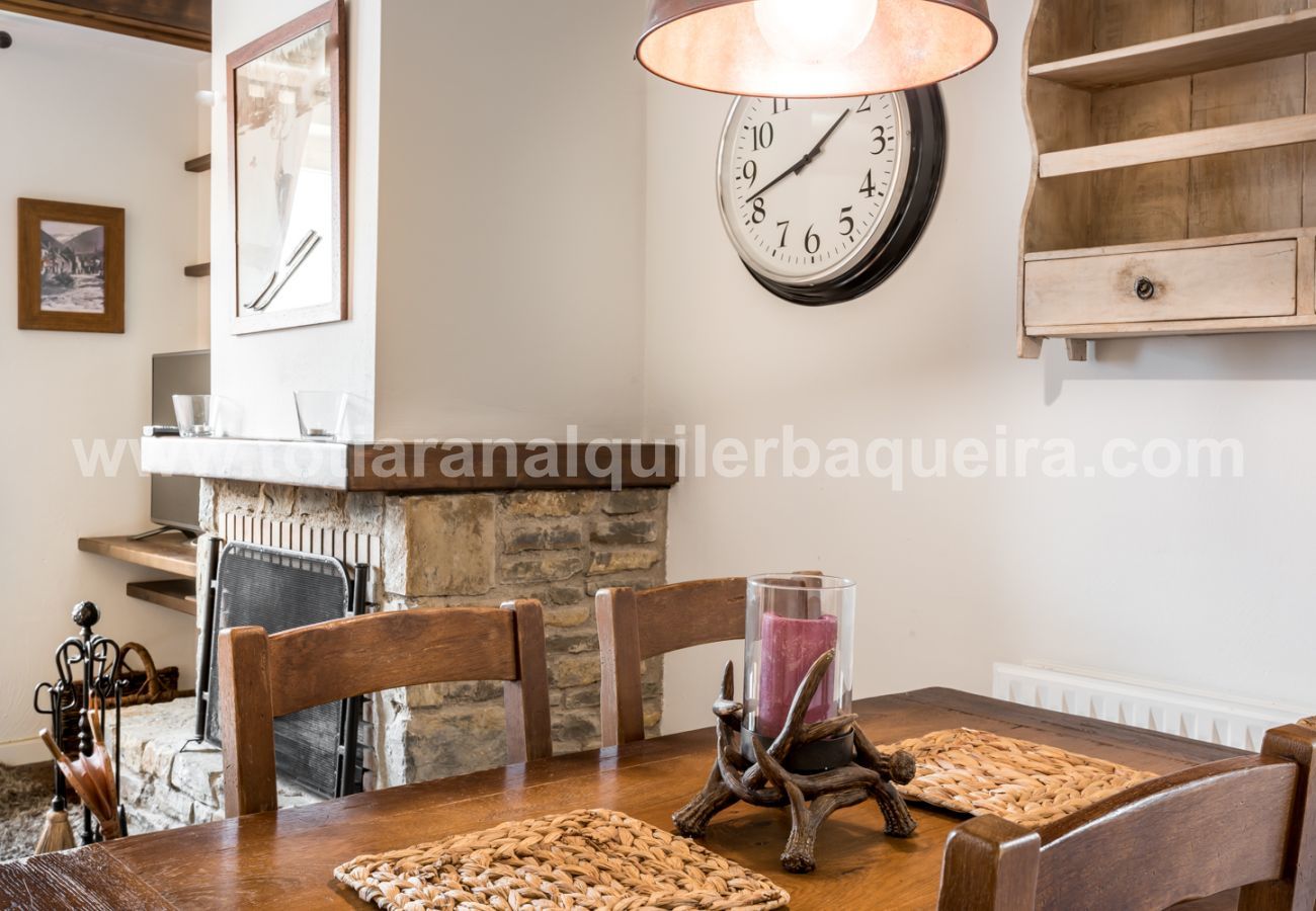 Precioso comedor del apartamento Cap dera Vila en Vielha. A 20 minutos de Baqueira