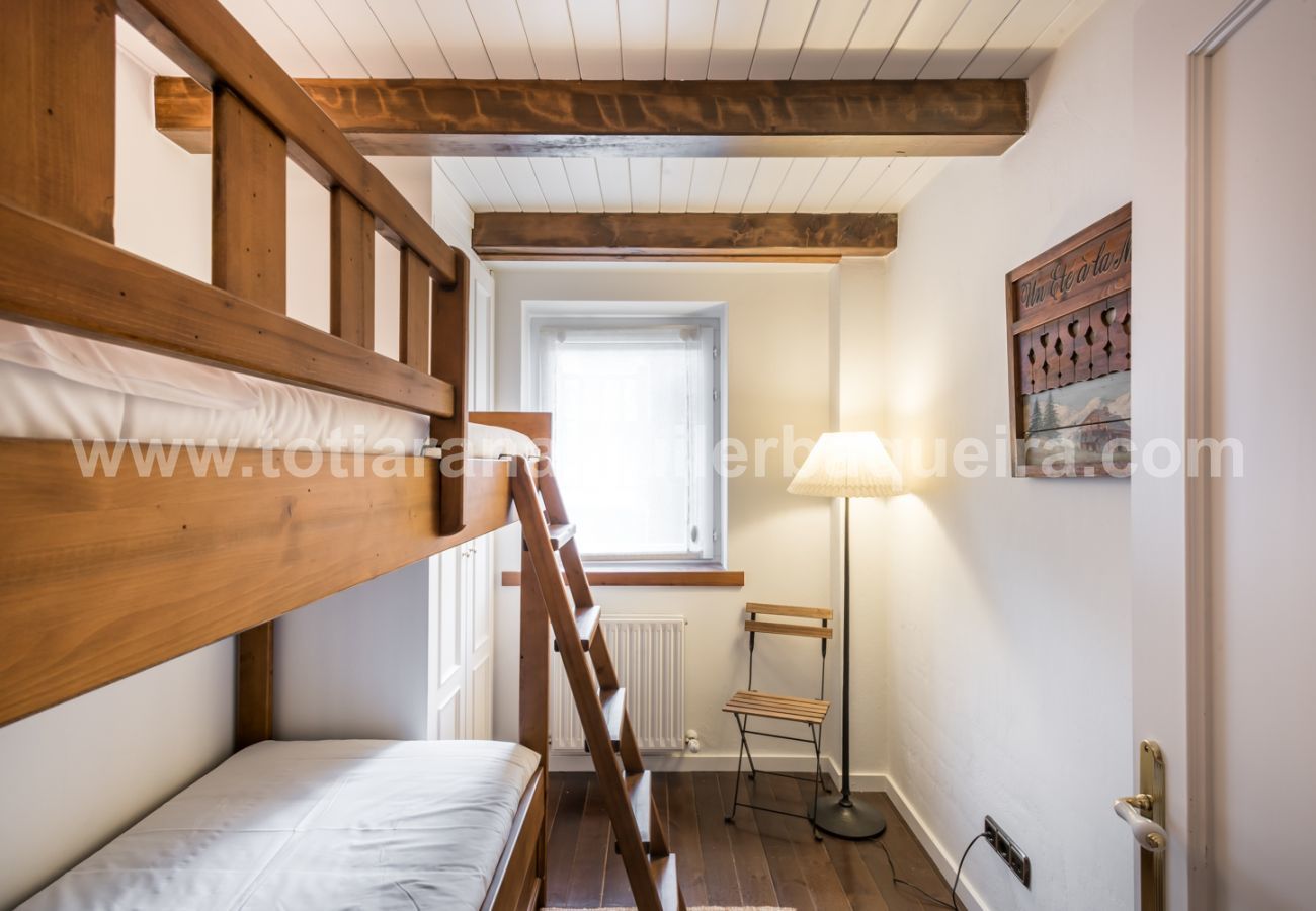 Dormitorio del apartamento Cap dera Vila by Totiaran en Vielha. A 20 minutos de Baqueira