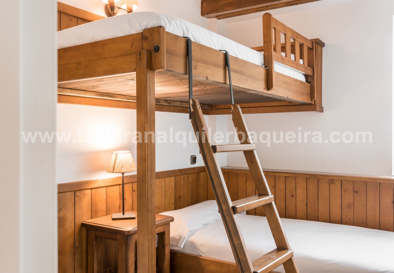 Dormitorio del apartamento Cap dera Vila by Totiaran en Vielha. A 20 minutos de Baqueira