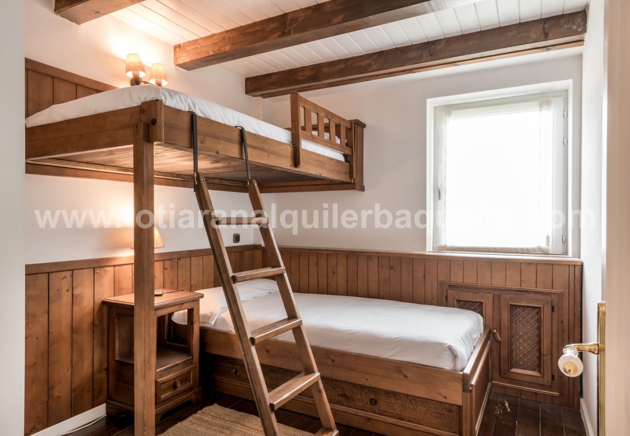 Dormitorio del apartamento Cap dera Vila by Totiaran en Vielha. A 20 minutos de Baqueira