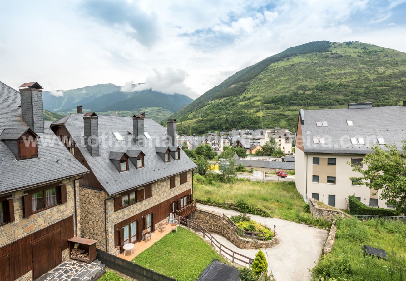 Precioso comedor del apartamento Cap dera Vila en Vielha. A 20 minutos de Baqueira