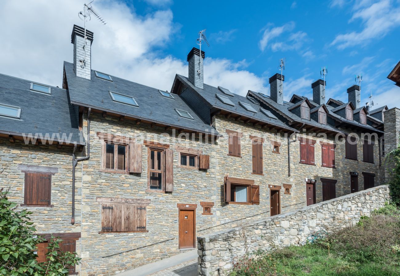 Casa Pujo by Totiaran, situada en Salardu, a 5kms de Baqueira 1500