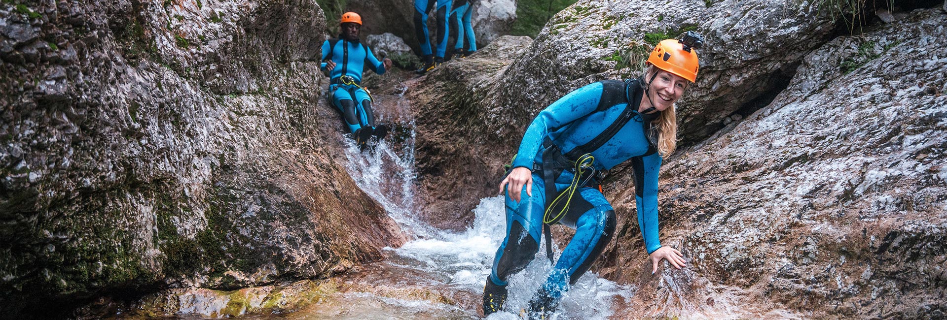 Grupo haciendo barranquismo y rafting en el Valle de Arán