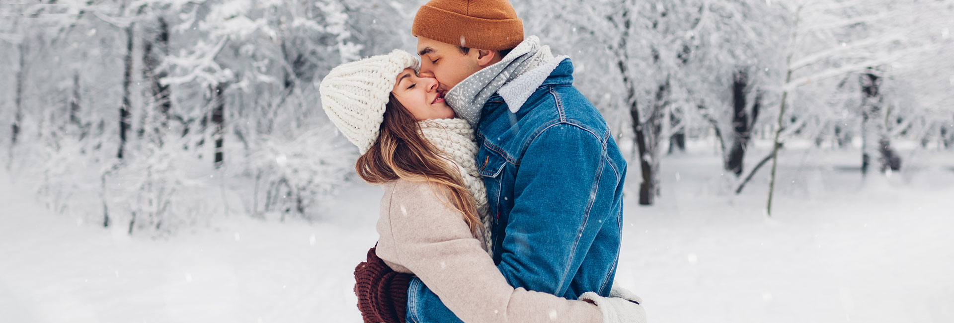 Pareja de fin de semana romántico en la nieve