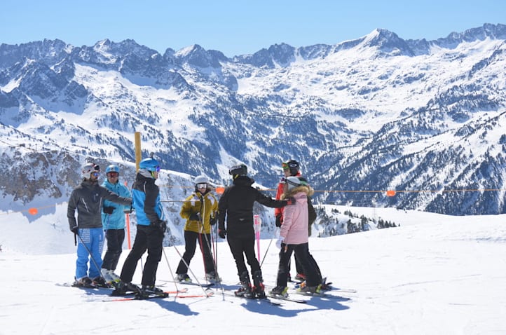 10 actividades en la nieve en Baqueira ski en grupo