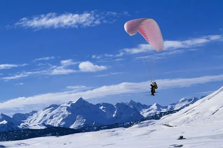 10 actividades en la nieve en Baqueira parapente