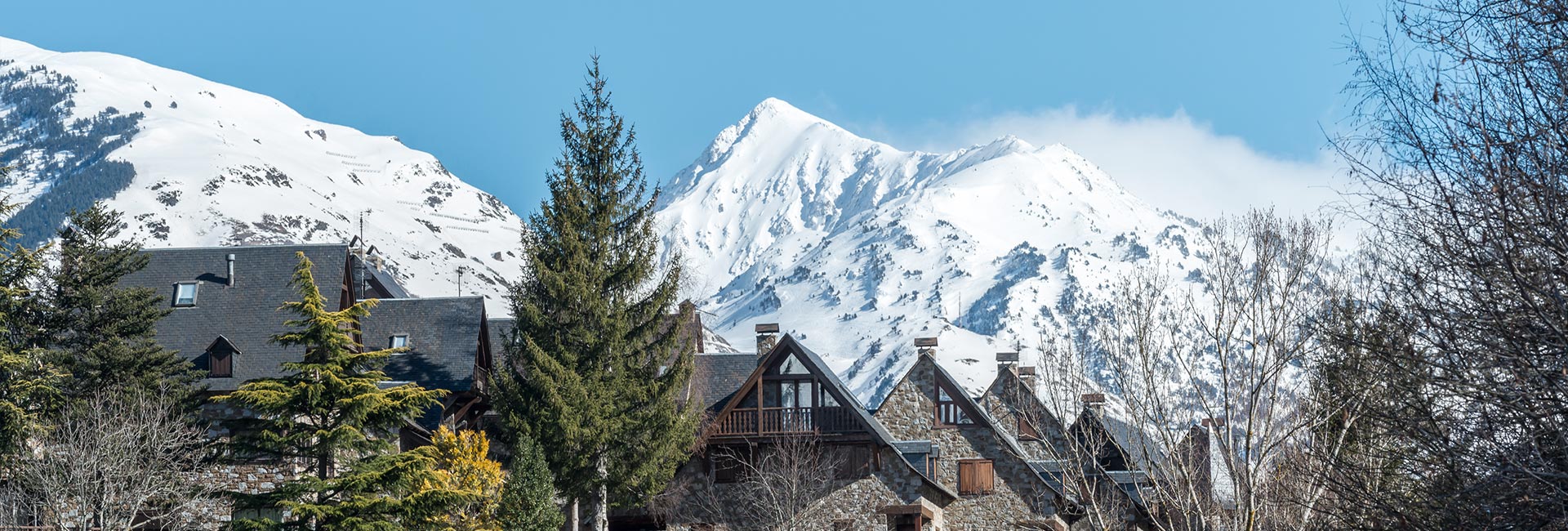 Pueblo de Gessa sobre las montañas de pirineos