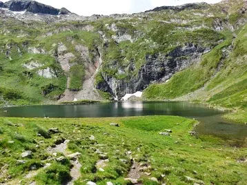 Lago de Pirineos en el Valle de Arán