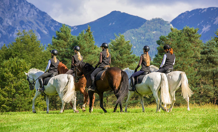 paseo a caballo en el valle de Arán en grupo