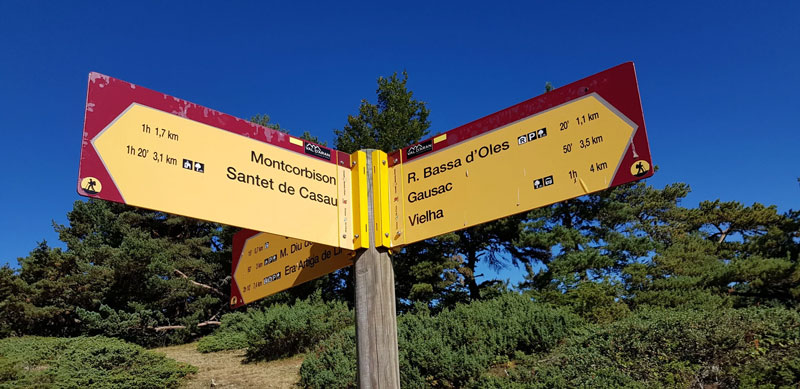 Carteles de rutas en el valle de Aran