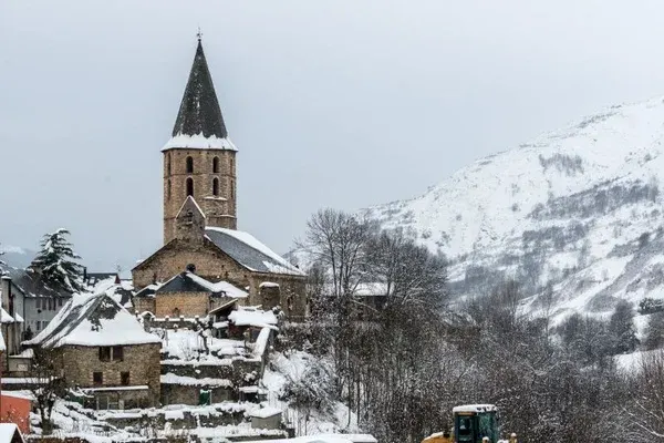 Salardú, pueblo nevado en el Valle de Arán