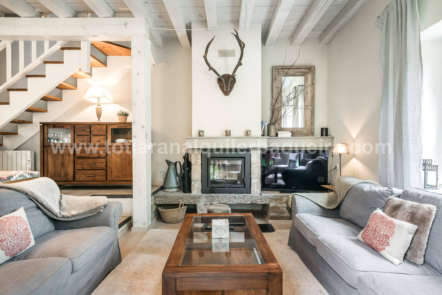 Dining room of the Casa Aneto by Totiaran. Located in Unha