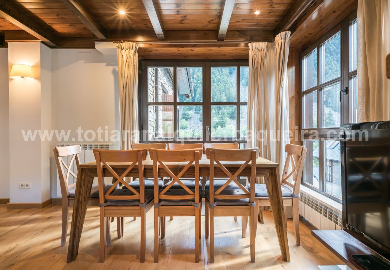 Dining room of the Tulmas by Totiaran apartment. Val de Ruda urbanization. At the foot of the slopes