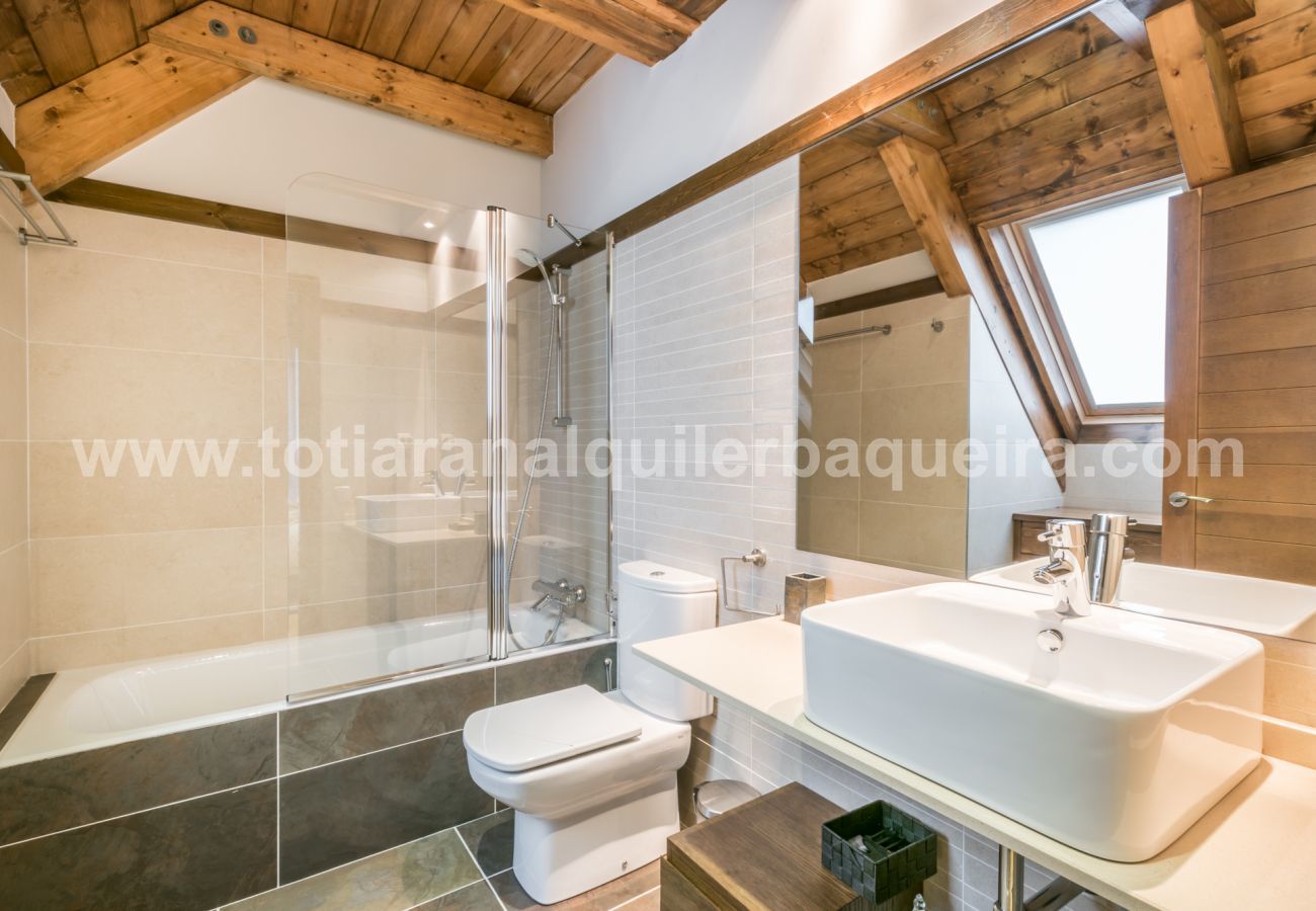 Bathroom Nuevo Artic by Totiaran, Val de Ruda, at the foot of the slopes