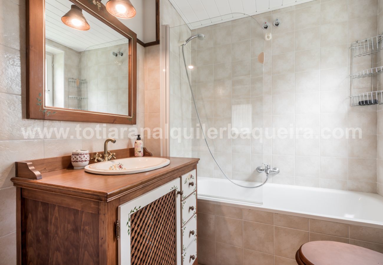 Nice bathroom of the Cap dera Vila by Totiaran apartment in Vielha. 20 minutes from Baqueira