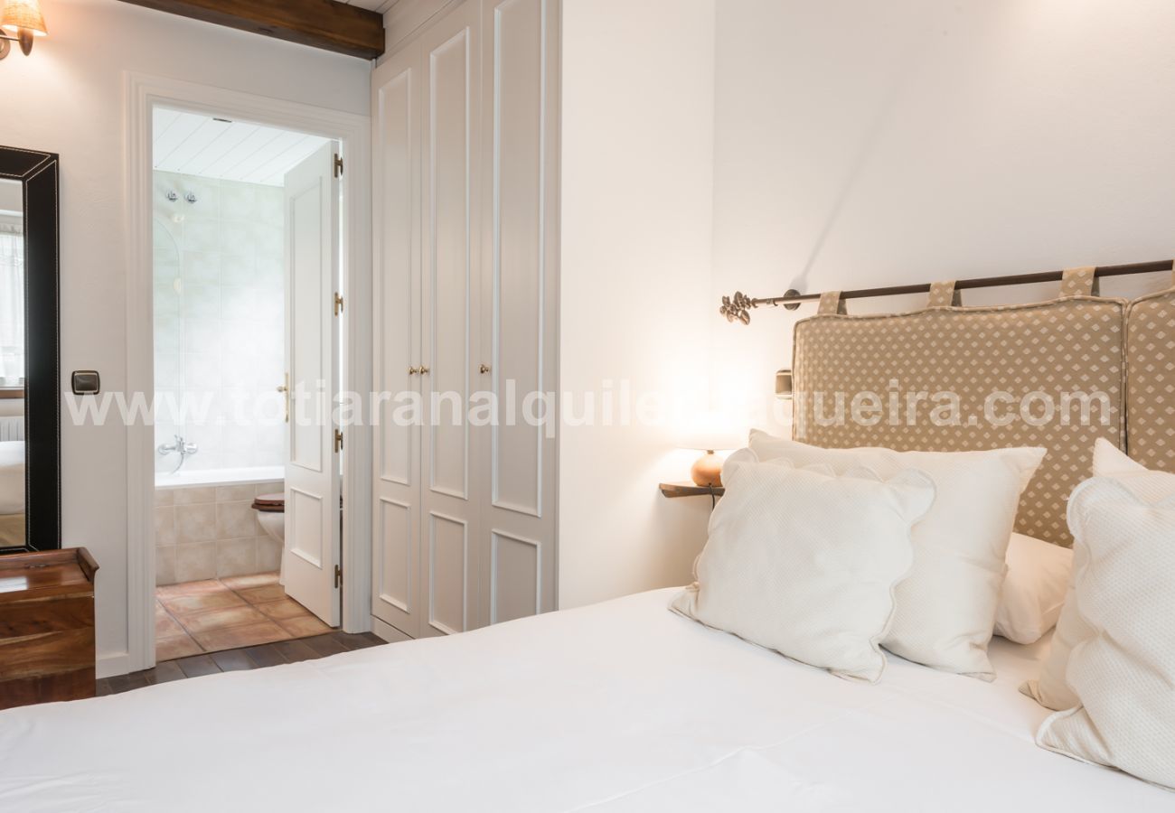 Bedroom of the Cap dera Vila by Totiaran apartment in Vielha. 20 minutes from Baqueira