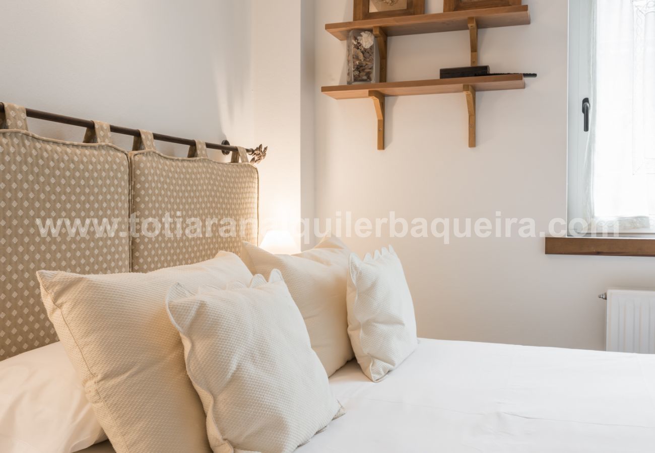 Bedroom of the Cap dera Vila by Totiaran apartment in Vielha. 20 minutes from Baqueira