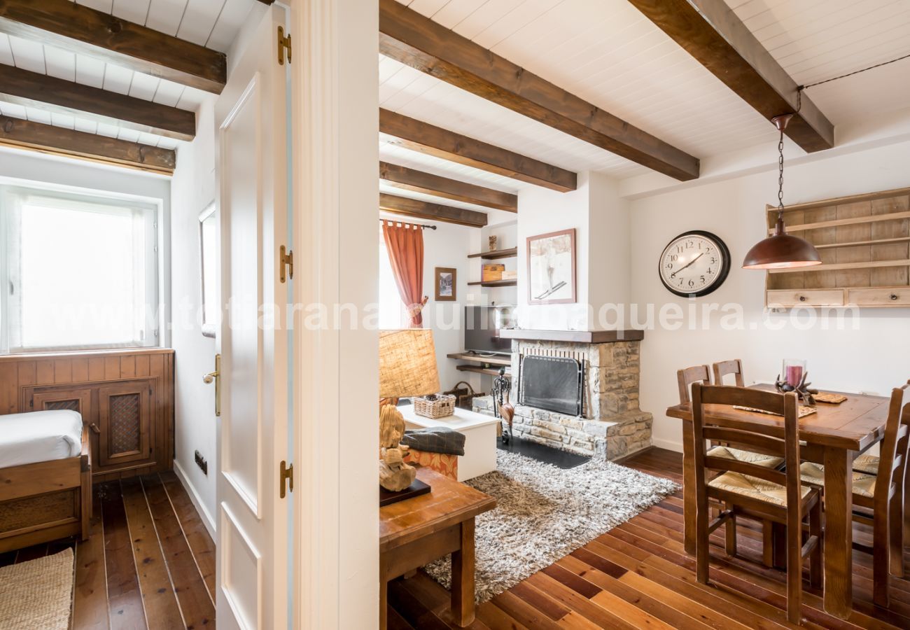 Beautiful dining room of the Cap dera Vila apartment in Vielha. 20 minutes from Baqueira