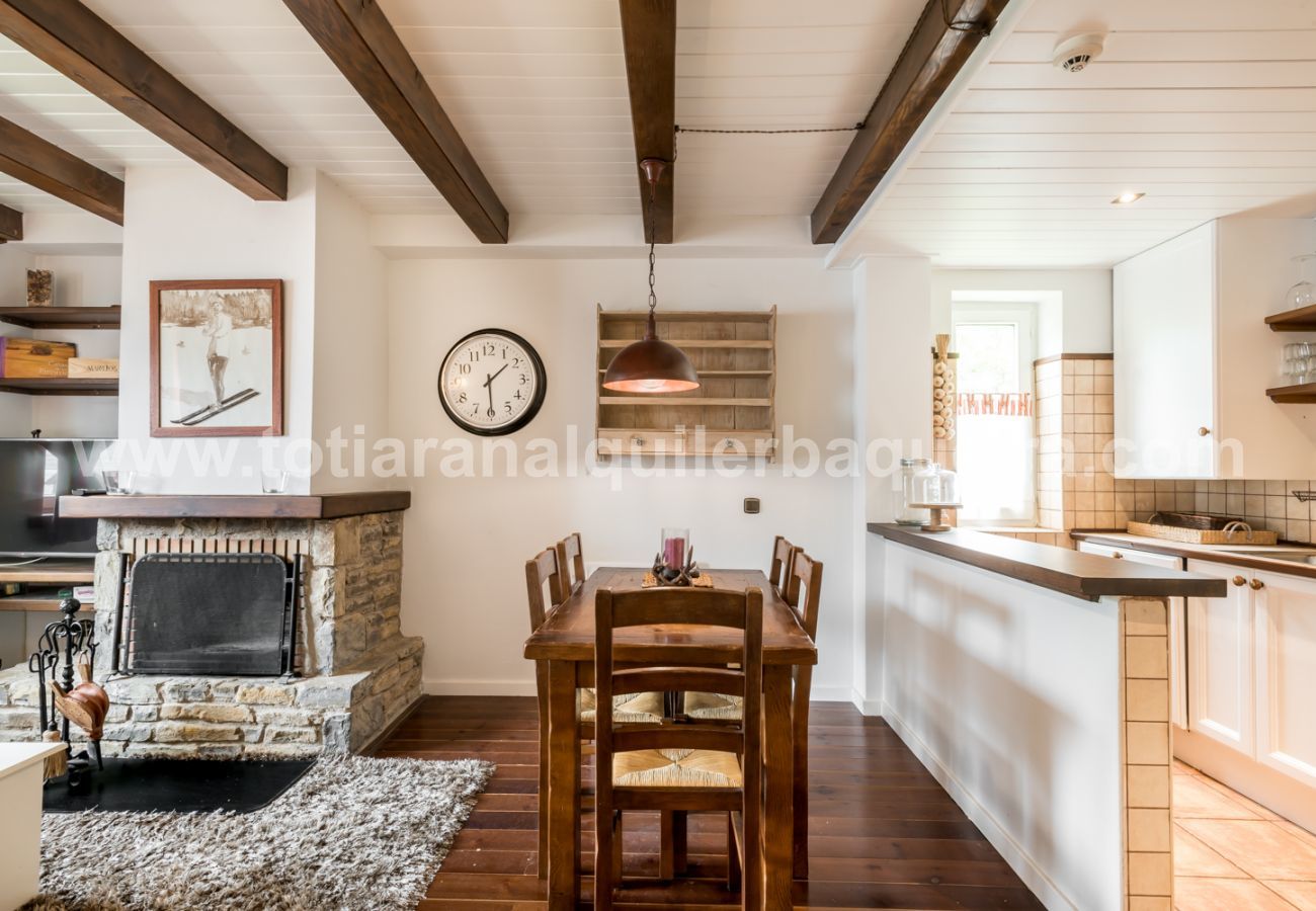 Beautiful dining room of the Cap dera Vila apartment in Vielha. 20 minutes from Baqueira