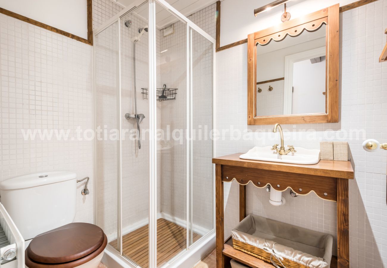 Nice bathroom of the Cap dera Vila by Totiaran apartment in Vielha. 20 minutes from Baqueira