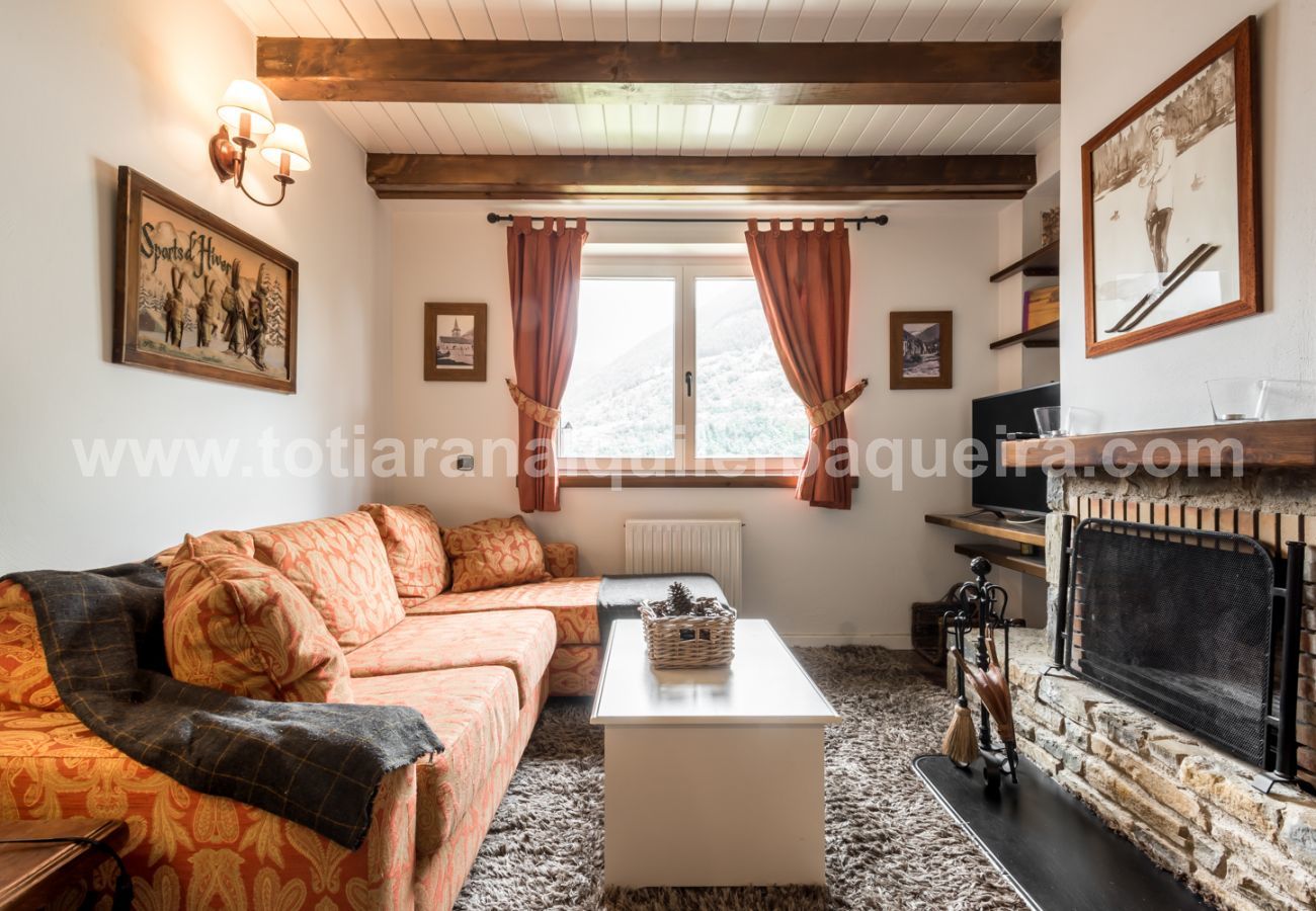 Beautiful dining room of the Cap dera Vila apartment in Vielha. 20 minutes from Baqueira