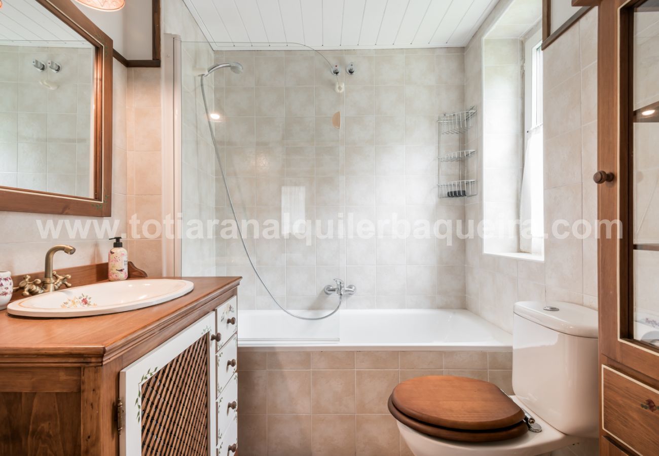 Nice bathroom of the Cap dera Vila by Totiaran apartment in Vielha. 20 minutes from Baqueira