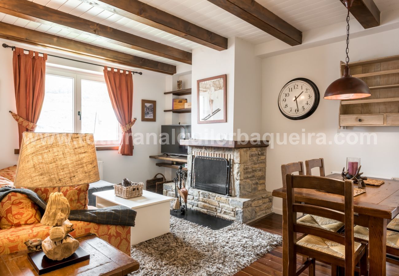 Beautiful dining room of the Cap dera Vila apartment in Vielha. 20 minutes from Baqueira