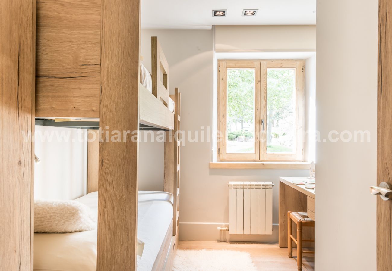 Bedroom of the apartment Peira Arroja by Totiaran, Nin de Beret, Baqueira, at the foot of the slopes