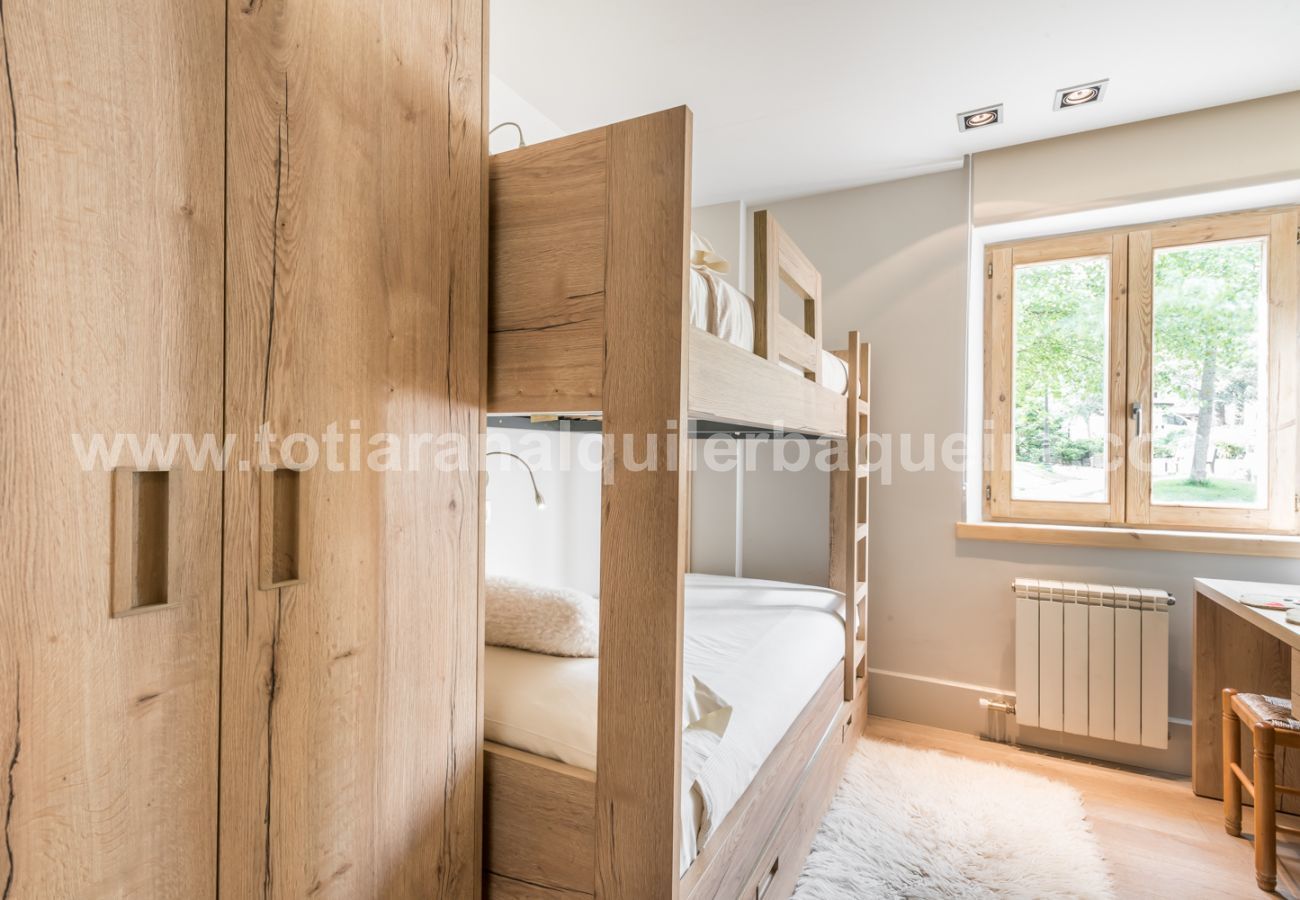 Bedroom of the apartment Peira Arroja by Totiaran, Nin de Beret, Baqueira, at the foot of the slopes