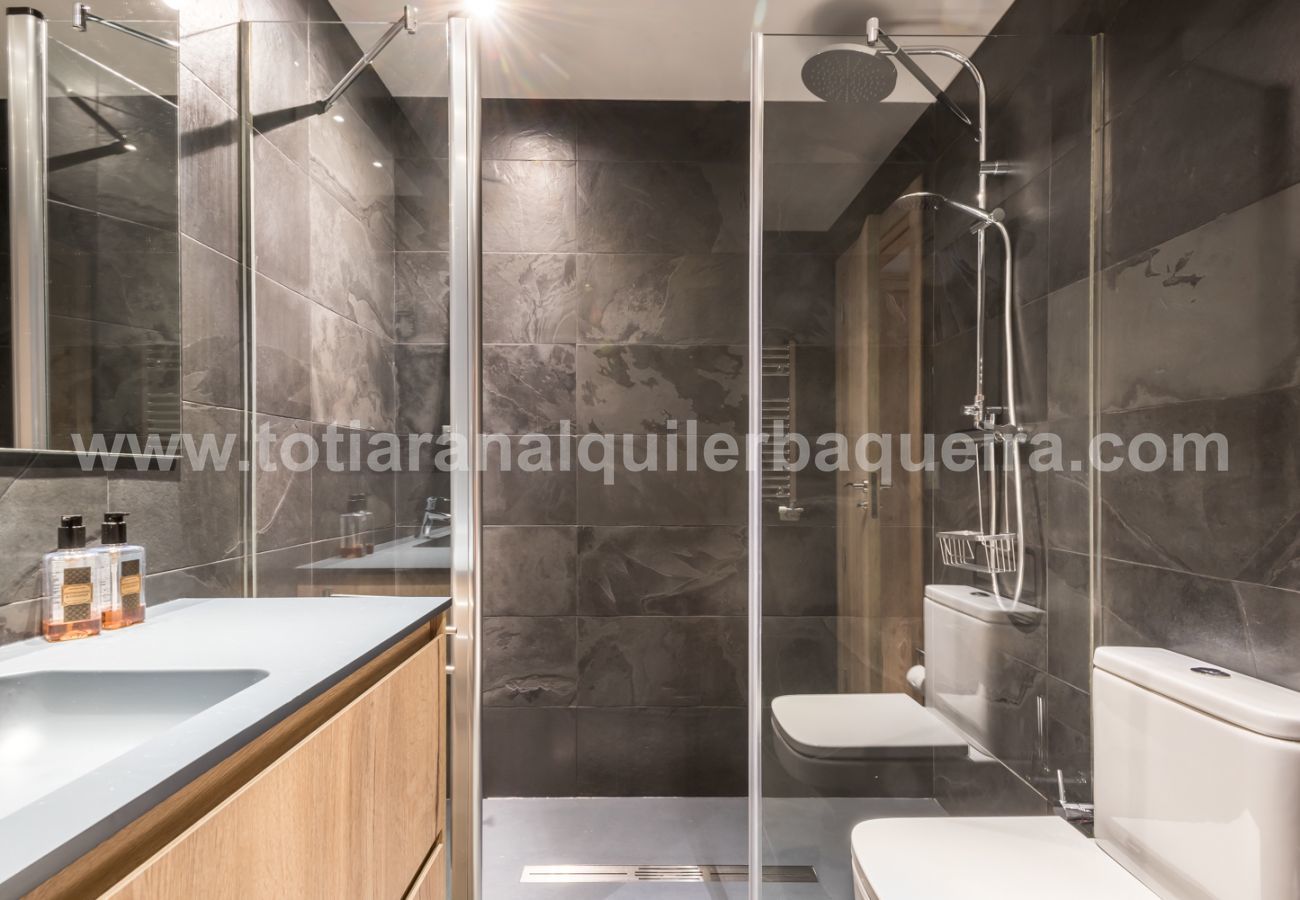 Bathroom of the Peira Arroja apartment by Totiaran, Nin de Beret, Baqueira, at the foot of the slopes