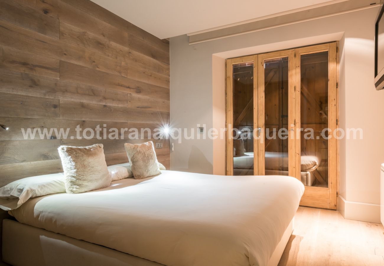 Bedroom of the Peira Arroja apartment by Totiaran, Nin de Beret, Baqueira, at the foot of the slopes