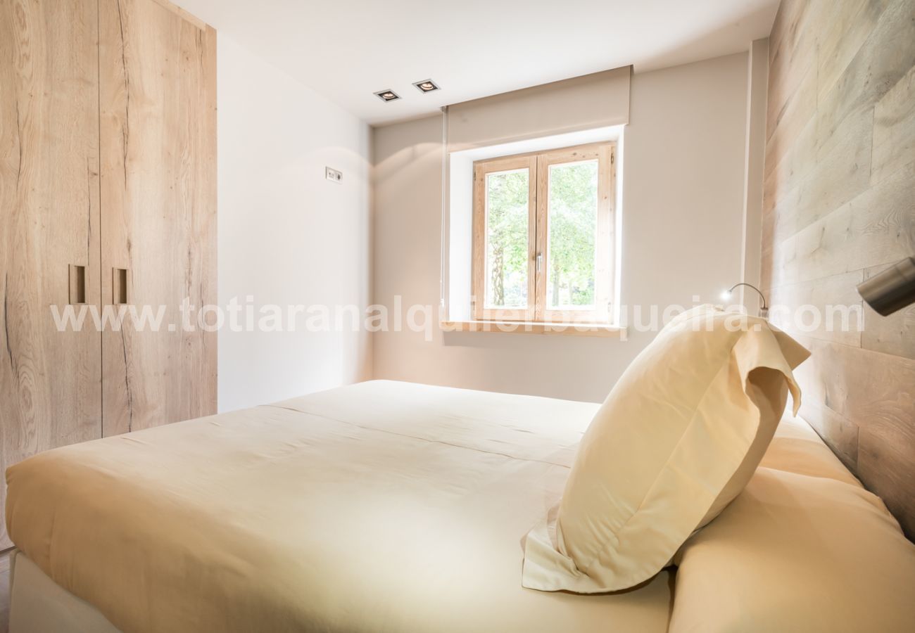 Bedroom of the Peira Arroja apartment by Totiaran, Nhin de Beret, Baqueira, at the foot of the slopes