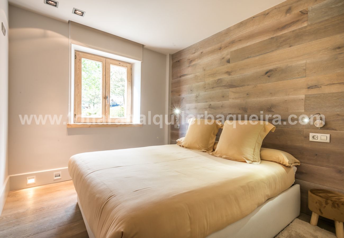 Bedroom of the apartment Peira Arroja by Totiaran, Nin de Beret, Baqueira, at the foot of the slopes