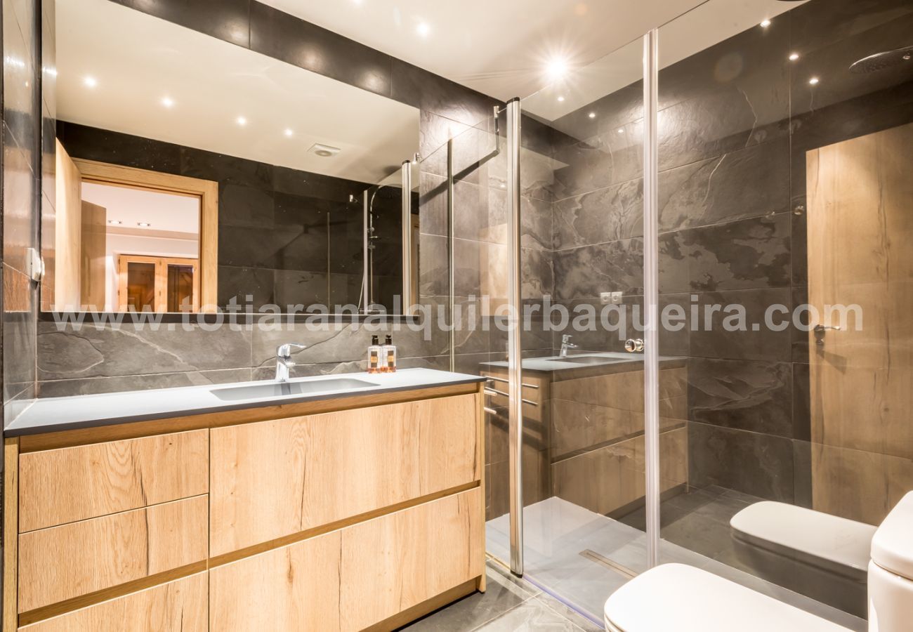 Bathroom of the Peira Arroja apartment by Totiaran, Nin de Beret, Baqueira, at the foot of the slopes