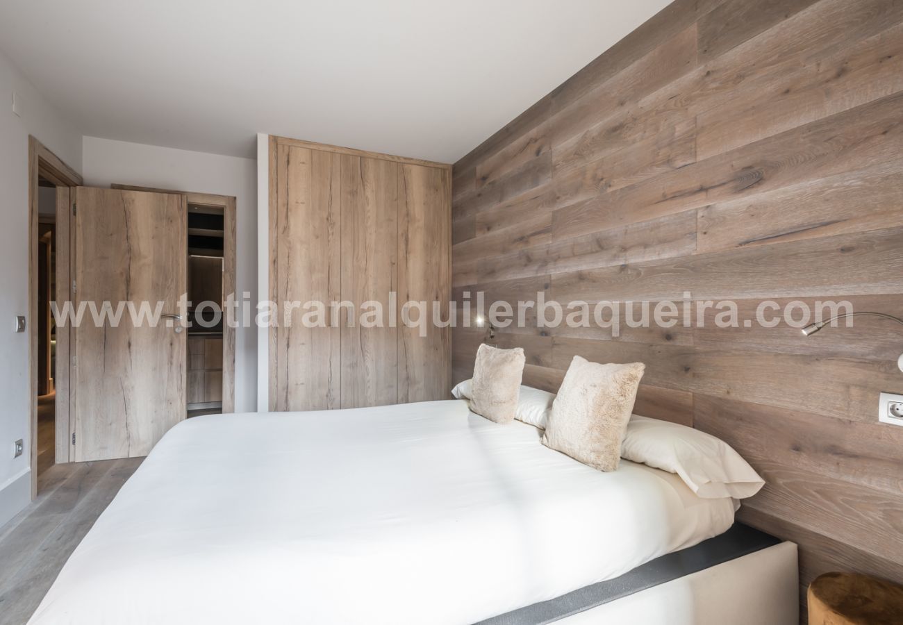 Bedroom of the Peira Arroja apartment by Totiaran, Nin de Beret, Baqueira, at the foot of the slopes