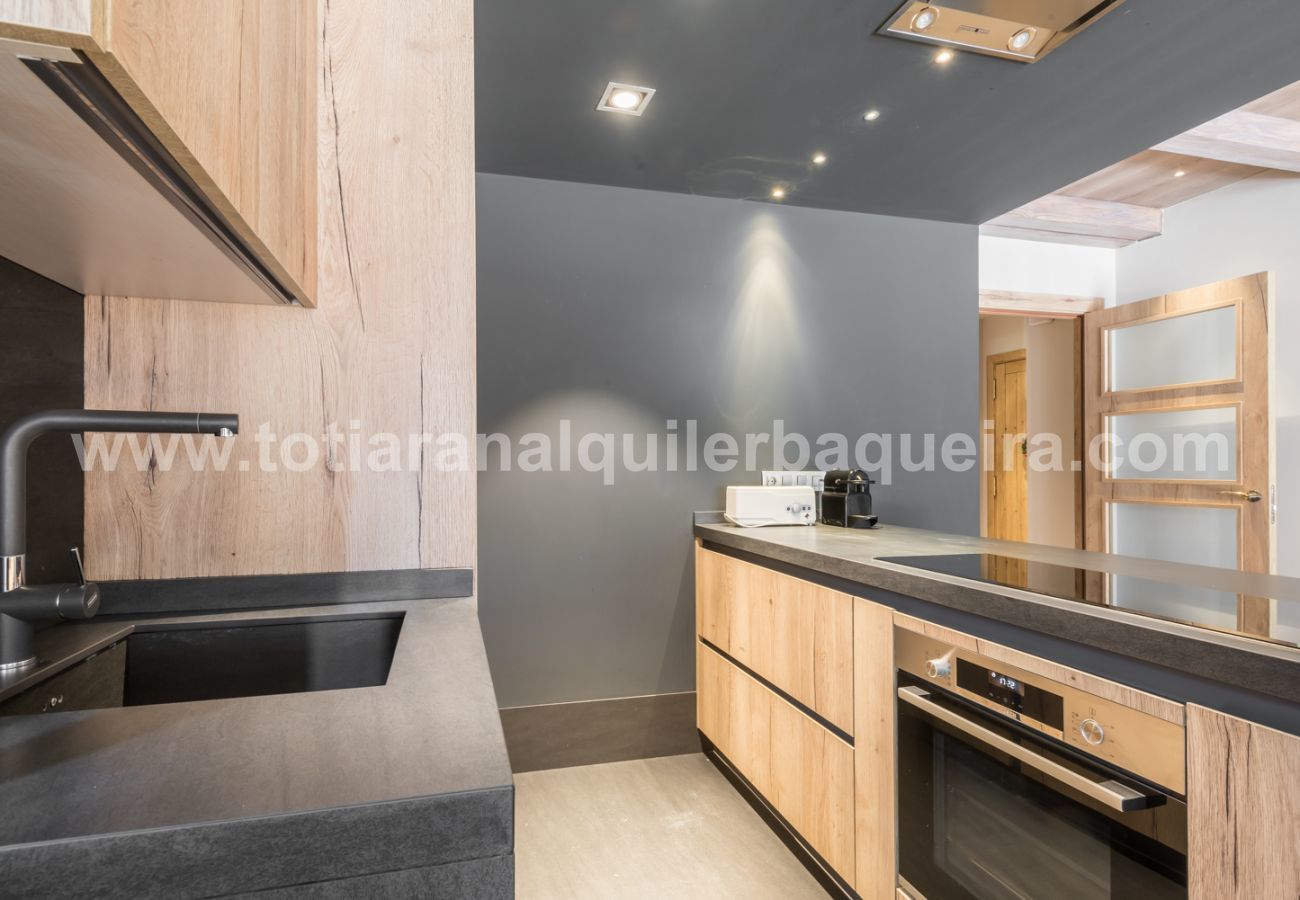 Kitchen of the apartment Peira Arroja by Totiaran, Nin de Beret, Baqueira, at the foot of the slopes