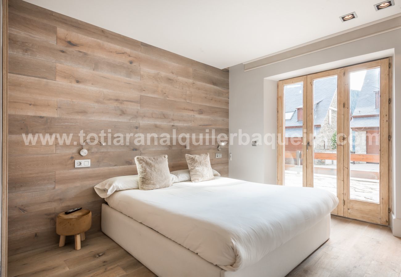 Bedroom of the Peira Arroja apartment by Totiaran, Nin de Beret, Baqueira, at the foot of the slopes