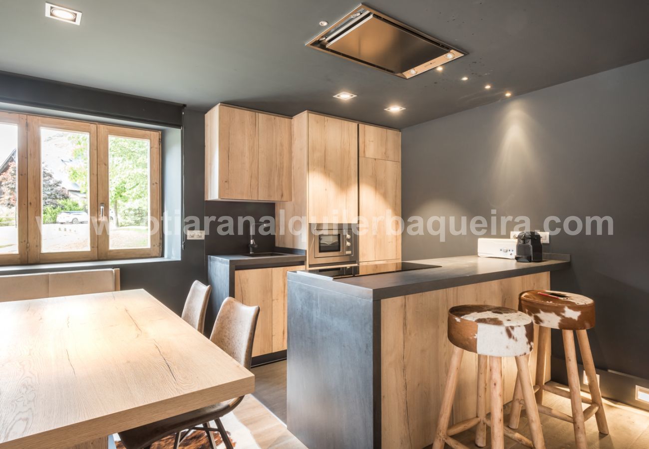 Kitchen of the Peira Arroja apartment by Totiaran, Nin de Beret, Baqueira, at the foot of the slopes