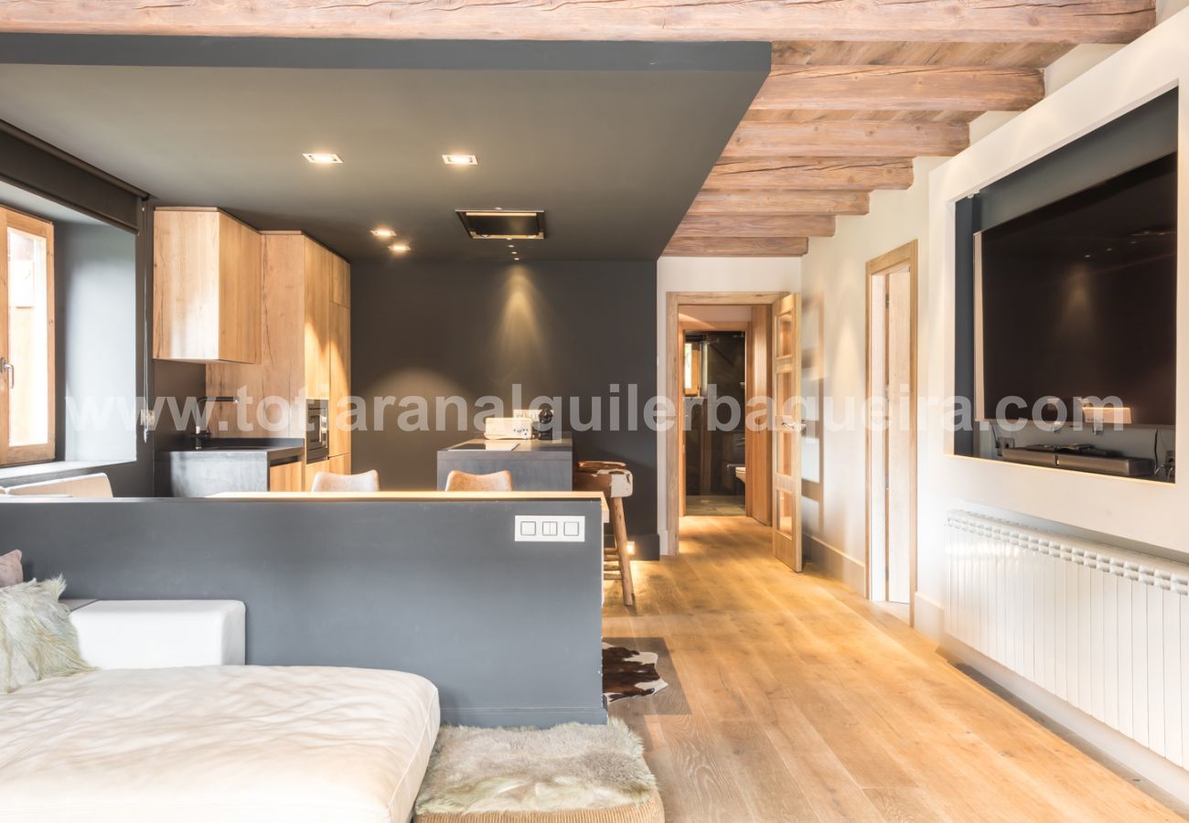 Living room of the Peira Arroja apartment by Totiaran, Nhin de Beret, Baqueira, at the foot of the slopes