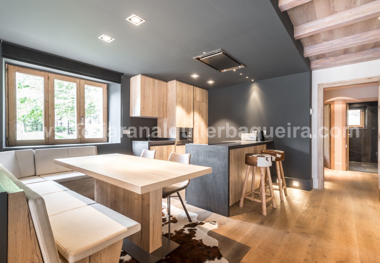 Kitchen of the Peira Arroja apartment by Totiaran, Nin de Beret, Baqueira, at the foot of the slopes