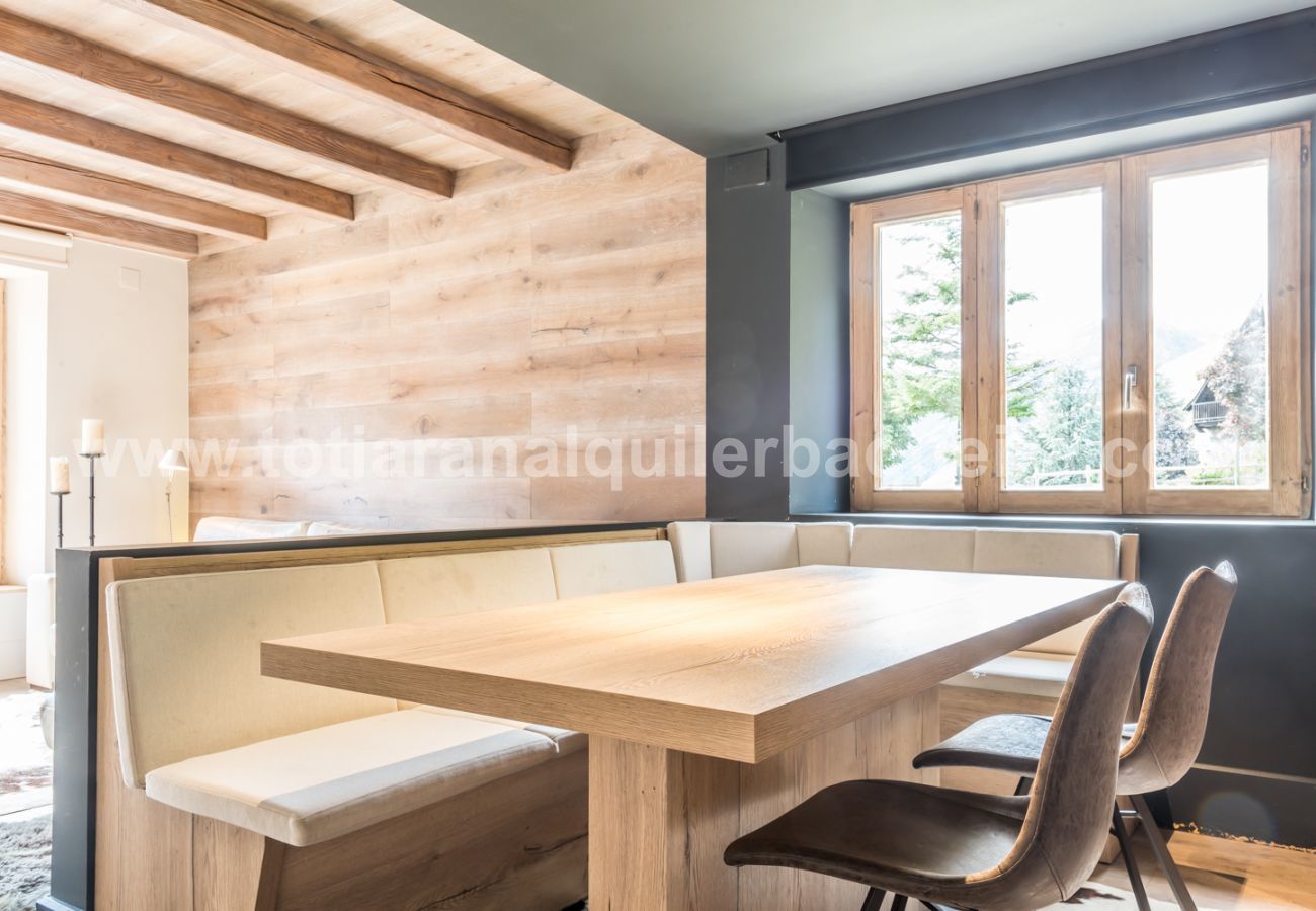 Living room of the Peira Arroja apartment by Totiaran, Nin de Beret, Baqueira, at the foot of the slopes