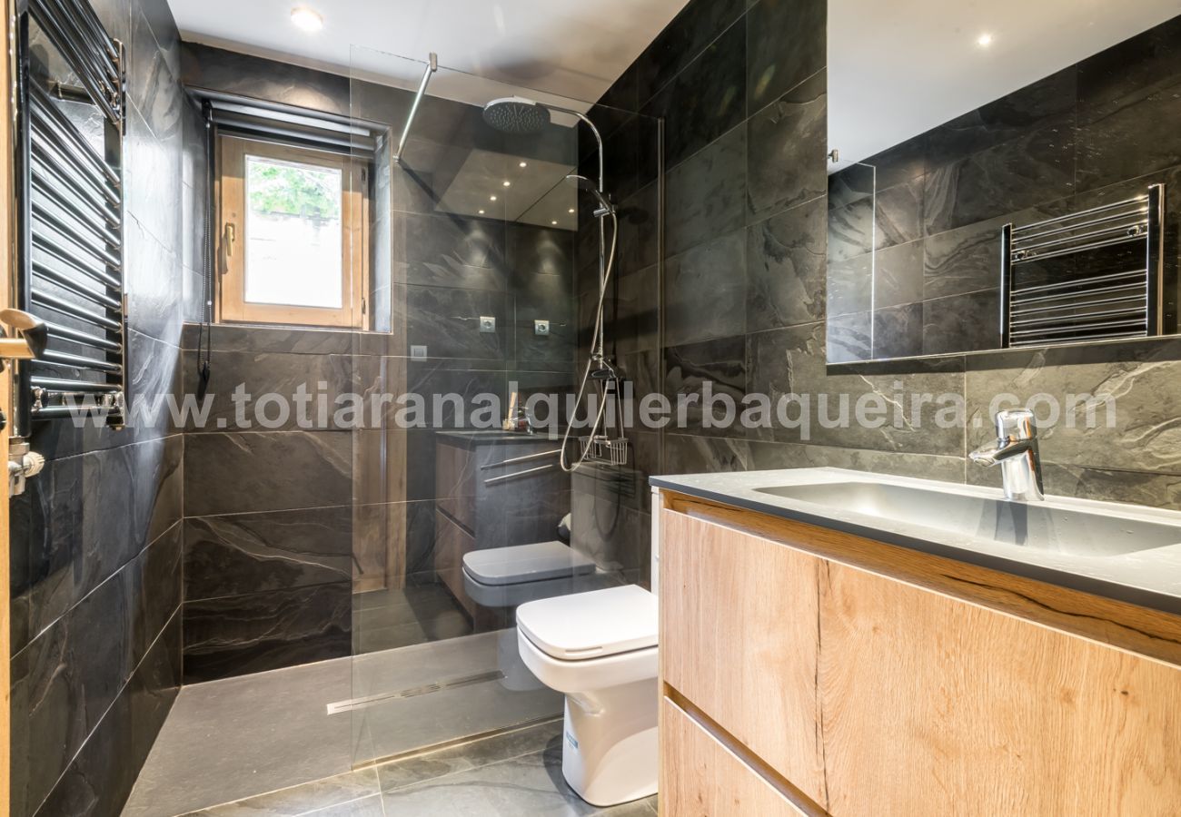 Bathroom of the Peira Arroja apartment by Totiaran, Nin de Beret, Baqueira, at the foot of the slopes