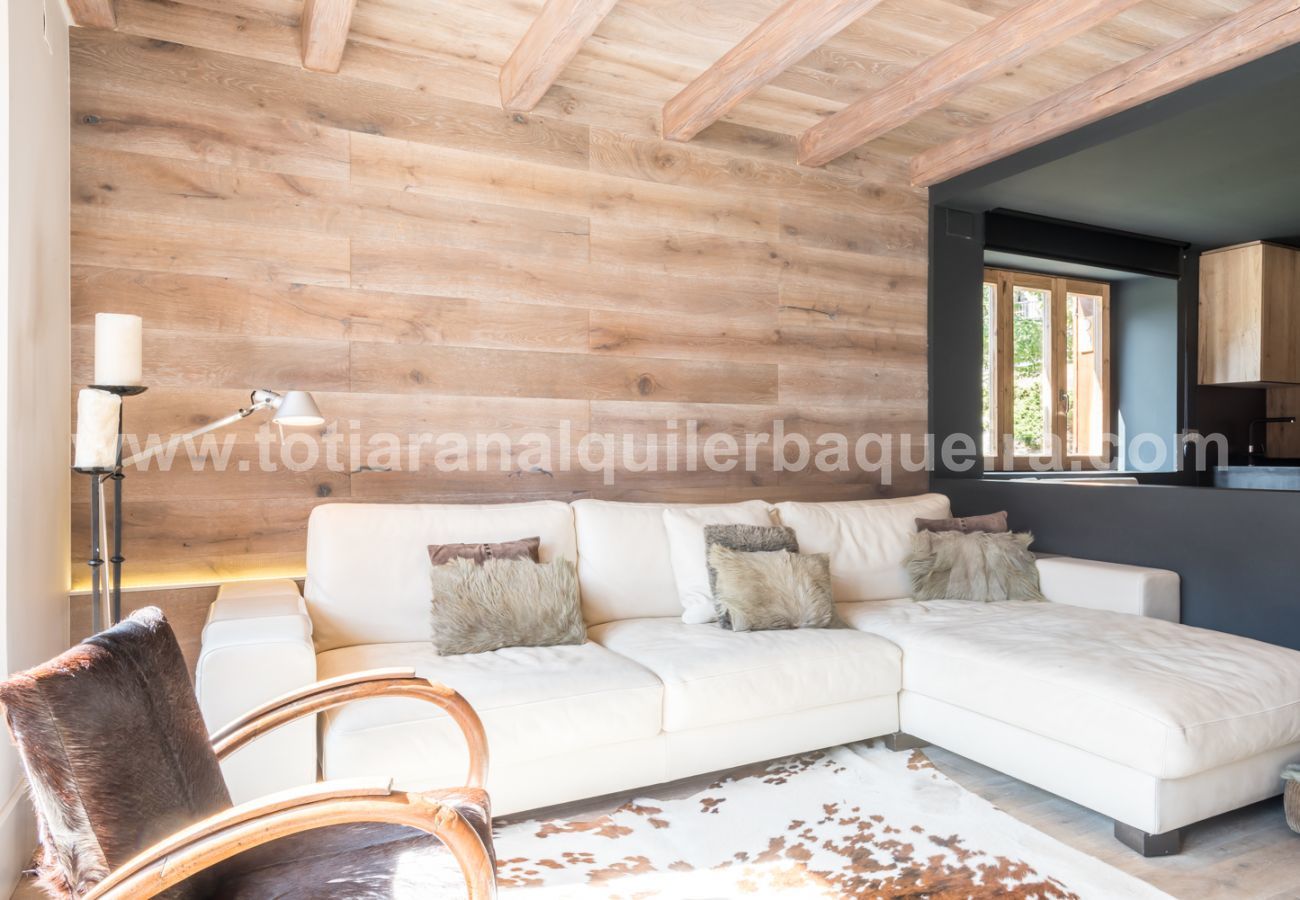 Living room of the apartment Peira Arroja by Totiaran, Nin de Beret, Baqueira, at the foot of the slopes