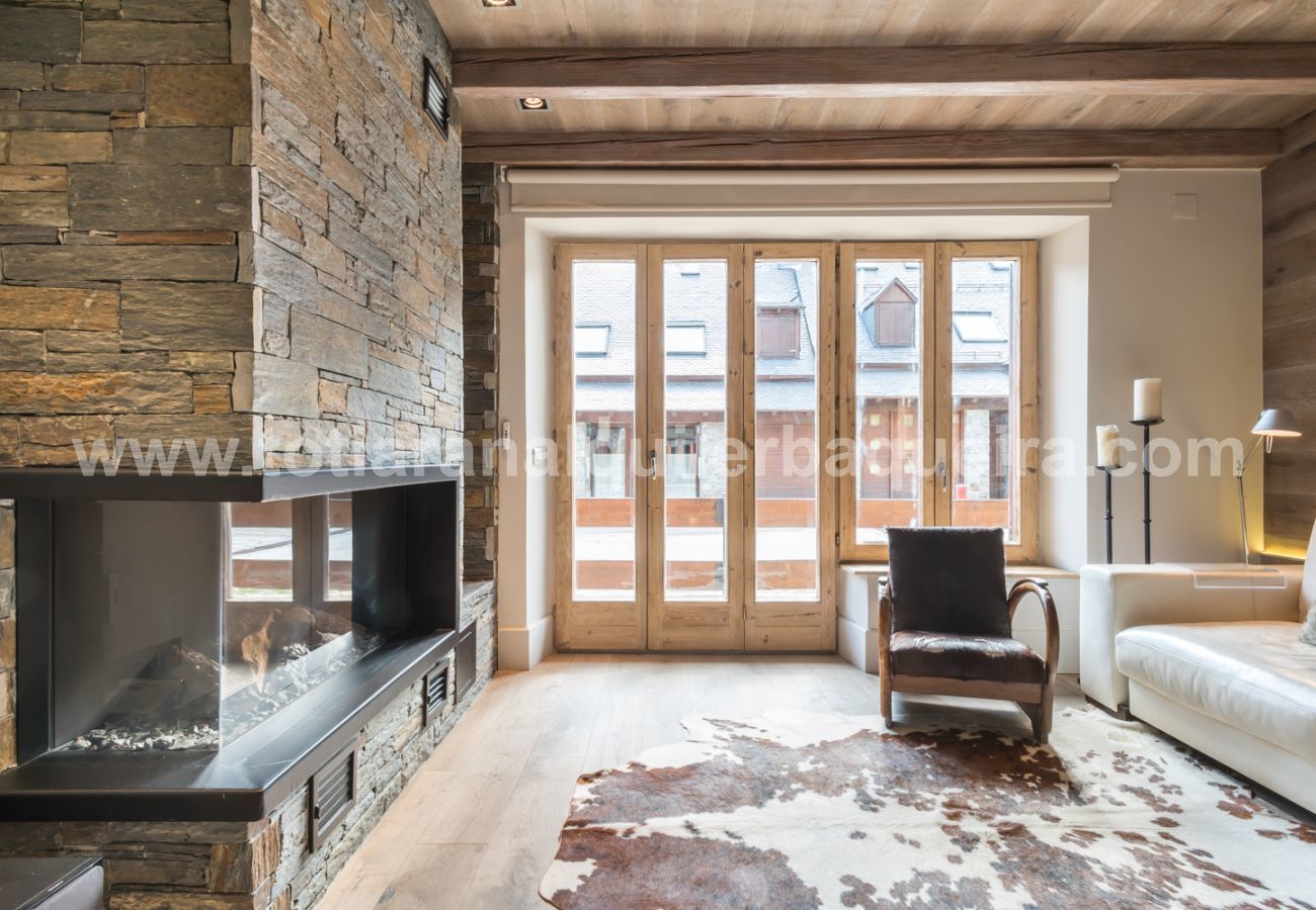 Living room of the Peira Arroja by Totiaran apartment, Nhin de Beret, Baqueira, at the foot of the slopes