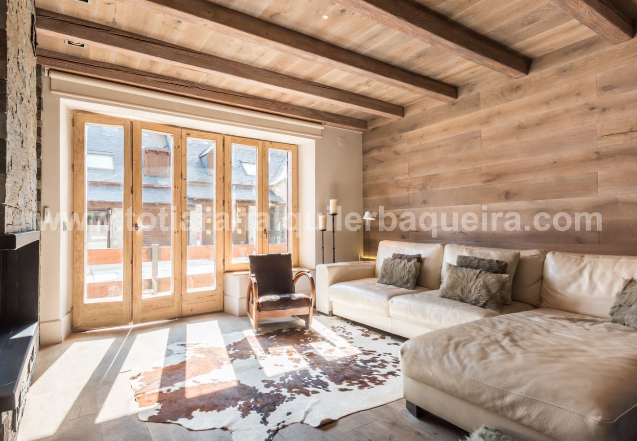 Living room of the apartment Peira Arroja by Totiaran, Nin de Beret, Baqueira, at the foot of the slopes