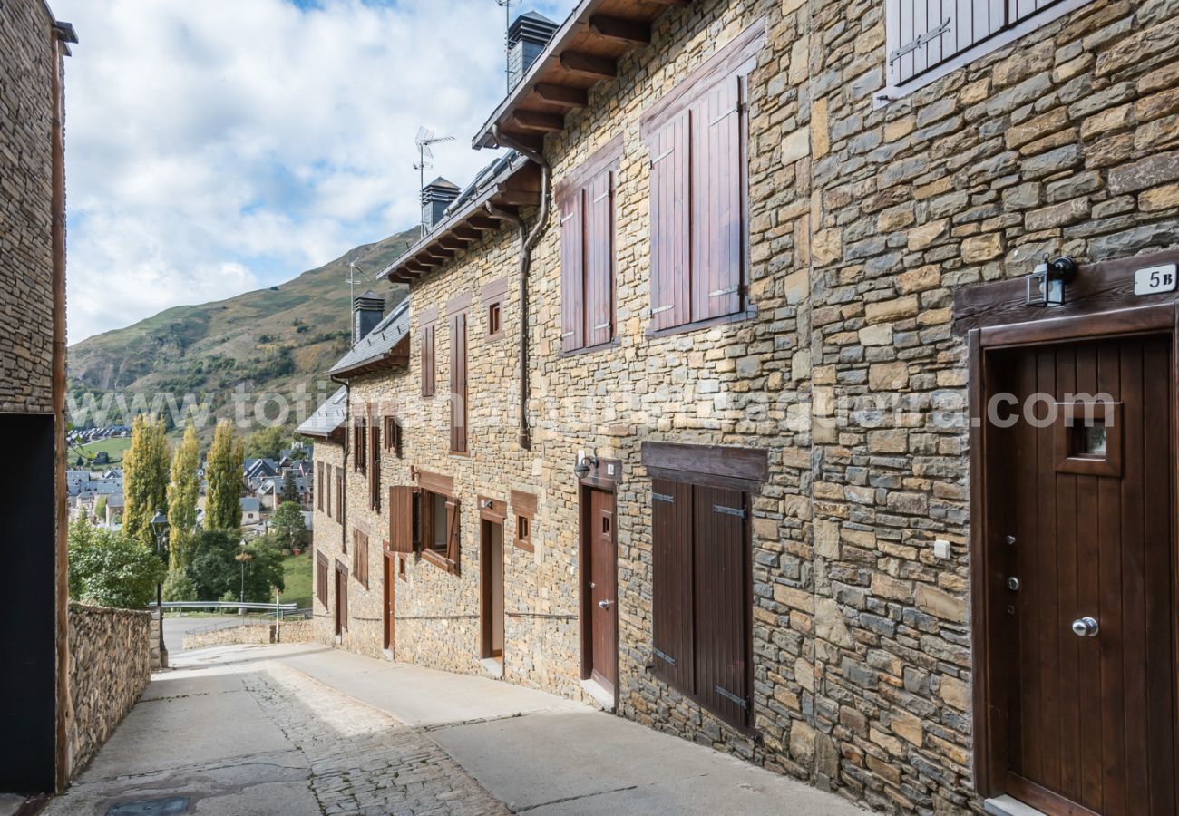 Casa Pujo by Totiaran, located in Salardu, 5km from Baqueira 1500