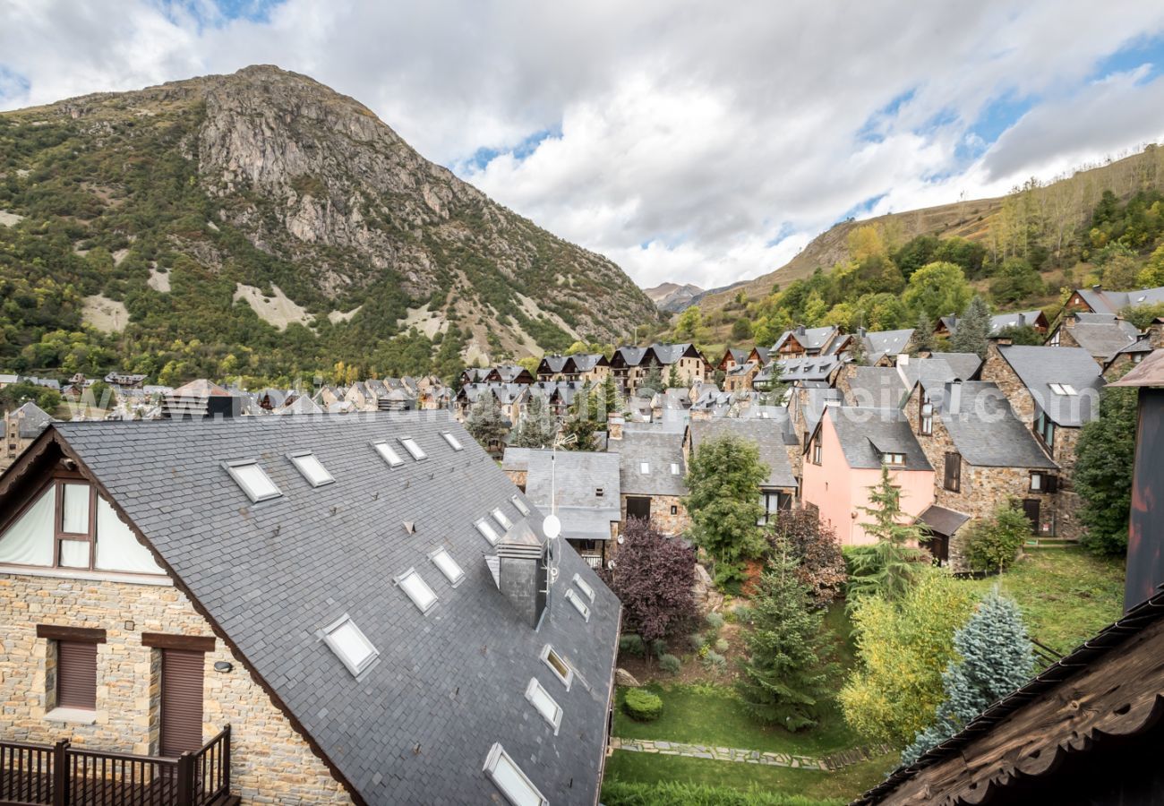 Casa Pujo by Totiaran, located in Salardu, 5km from Baqueira 1500