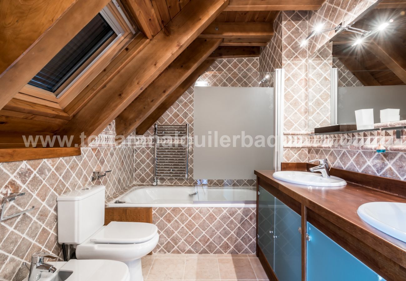   Casa Pujo by Totiaran, located in Salardu, 5km from Baqueira 1500 