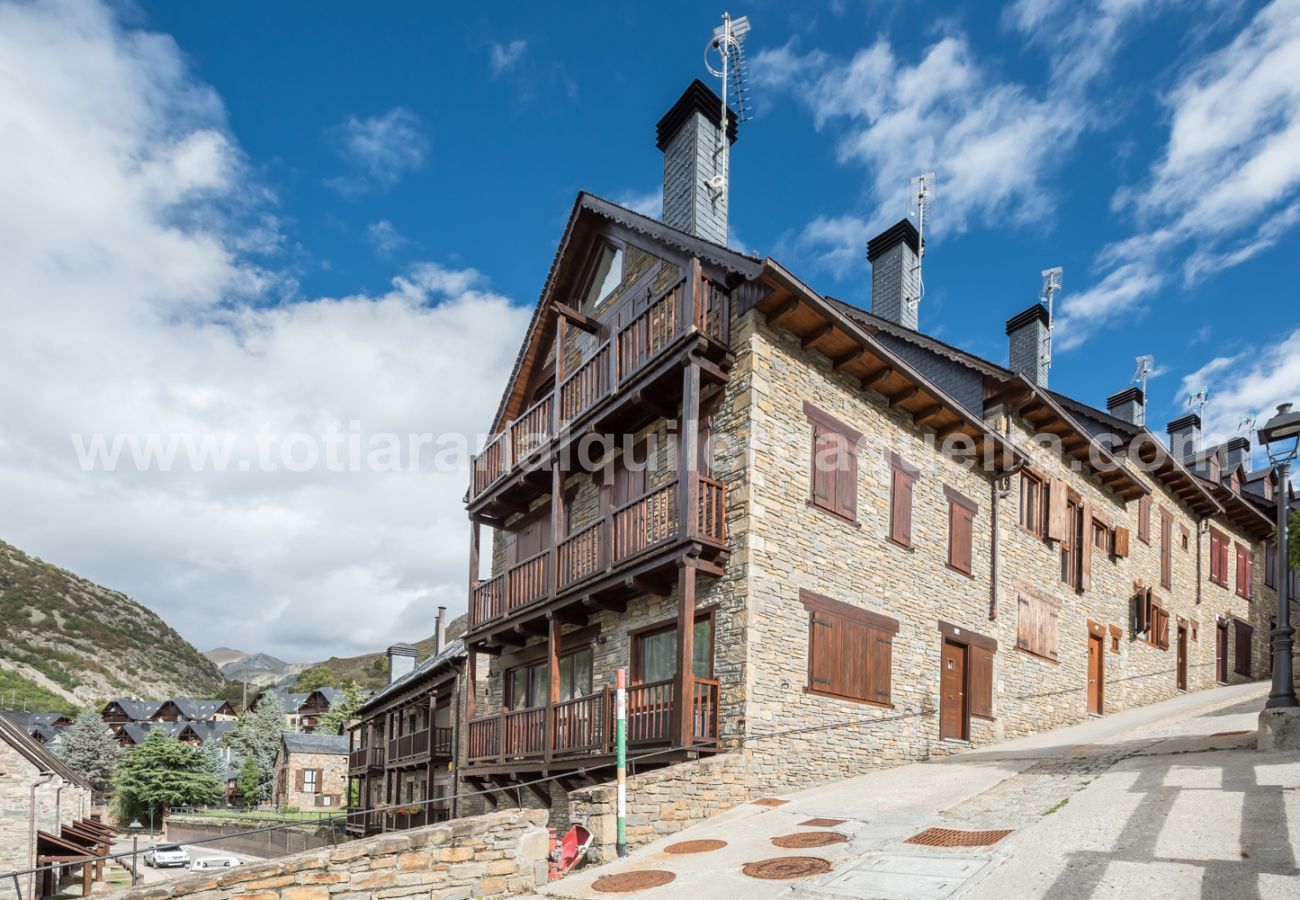 Casa Pujo by Totiaran, located in Salardu, 5km from Baqueira 1500